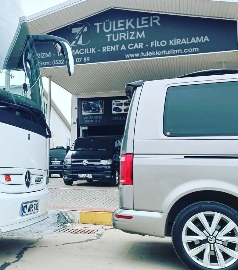 Tülekler Turizm Zentrale und Transferfahrzeuge